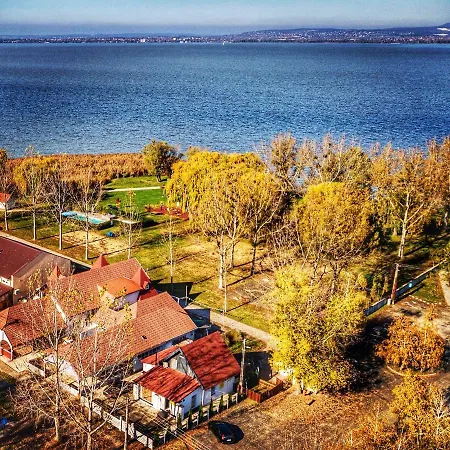 Apartment Friends - Csaladoknak Es Barati Tarsasagoknak *